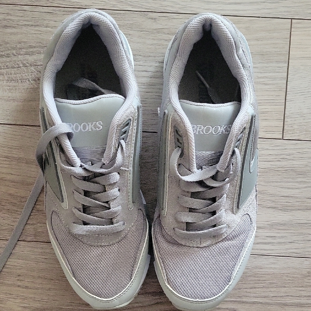 Brooks Gray Athletic Shoes with Suede Finish and Wave Design